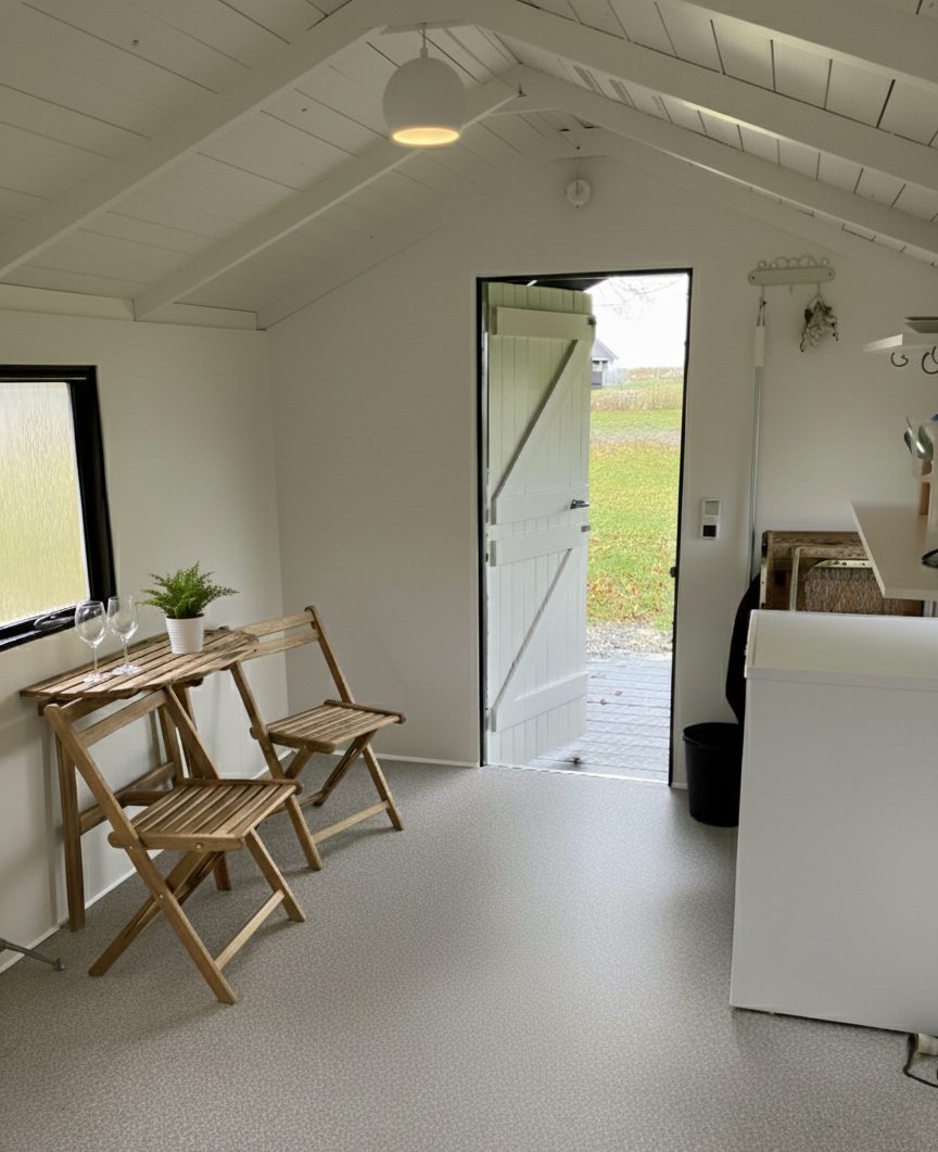 Retrohytte_inde_bord og køleskab